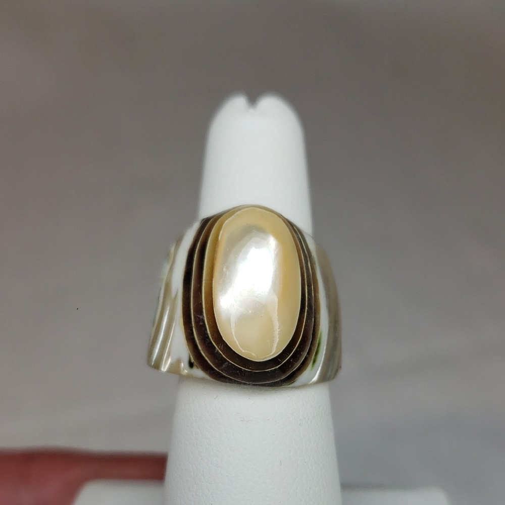 Chic Gold and Cream Women's Ring